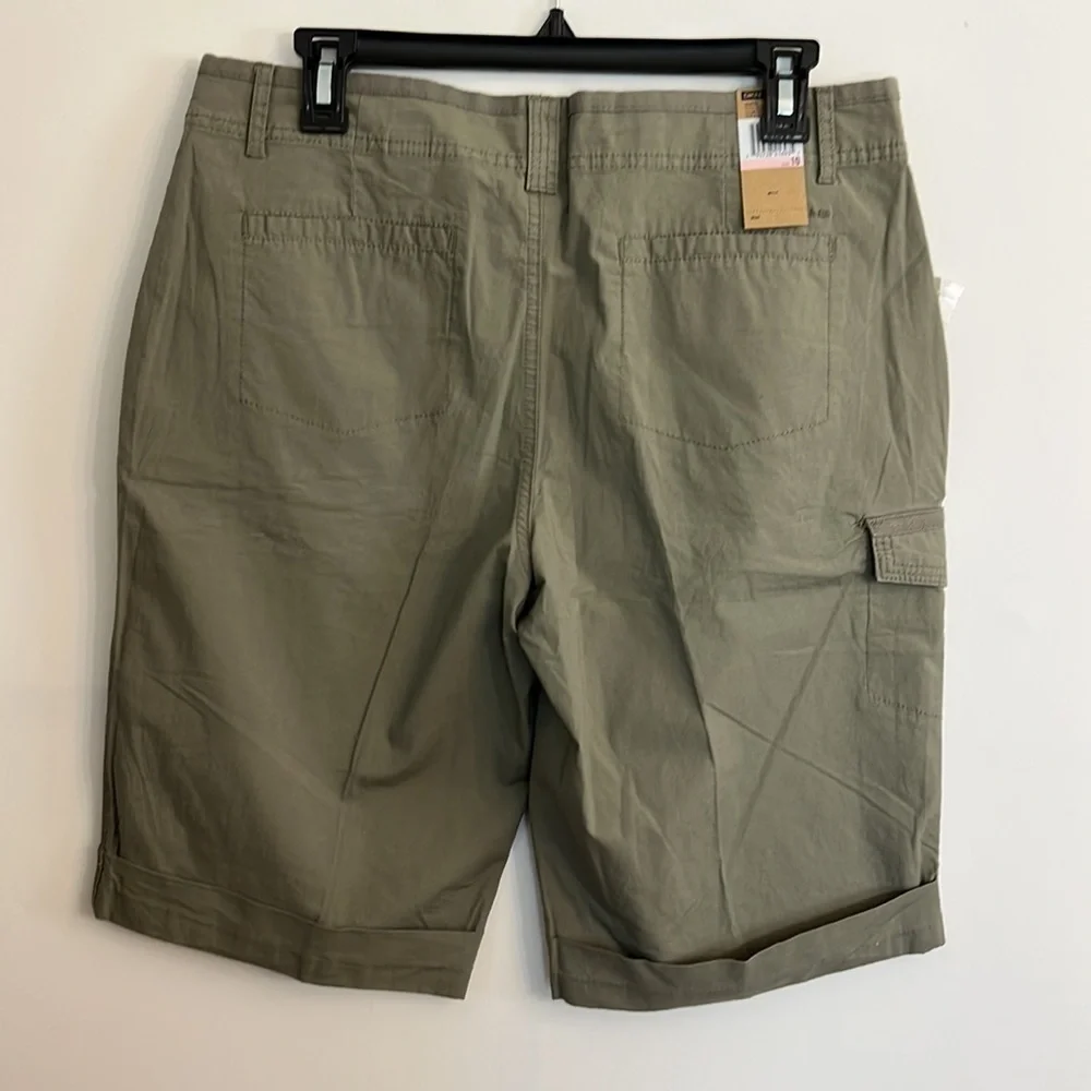 Dkny cotton blend Bermuda/Cargo shorts NWT size 10 green color